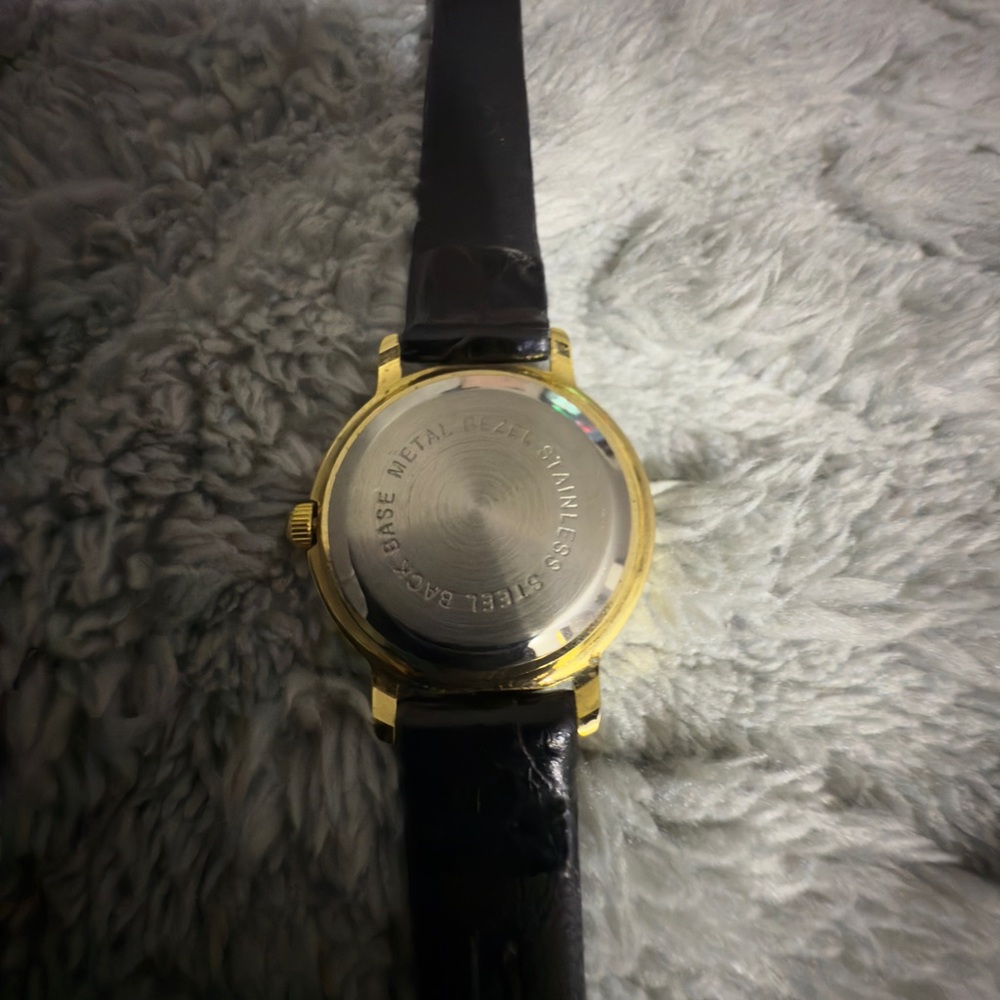 Small Gold-Tone Time Quartz Watch for Women with Roman - Picture 4 of 10